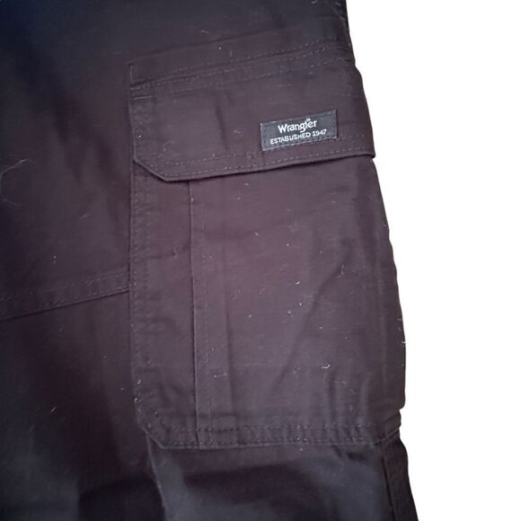 Wrangler ~ Black Relaxed Fit Cargo Pants ~ size 32/30 ~ NWT ~ Flex for comfort - Picture 3 of 13